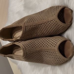Brown's suede prep toe shoes